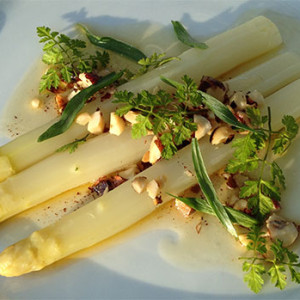 Hvide asparges med brunet smør
